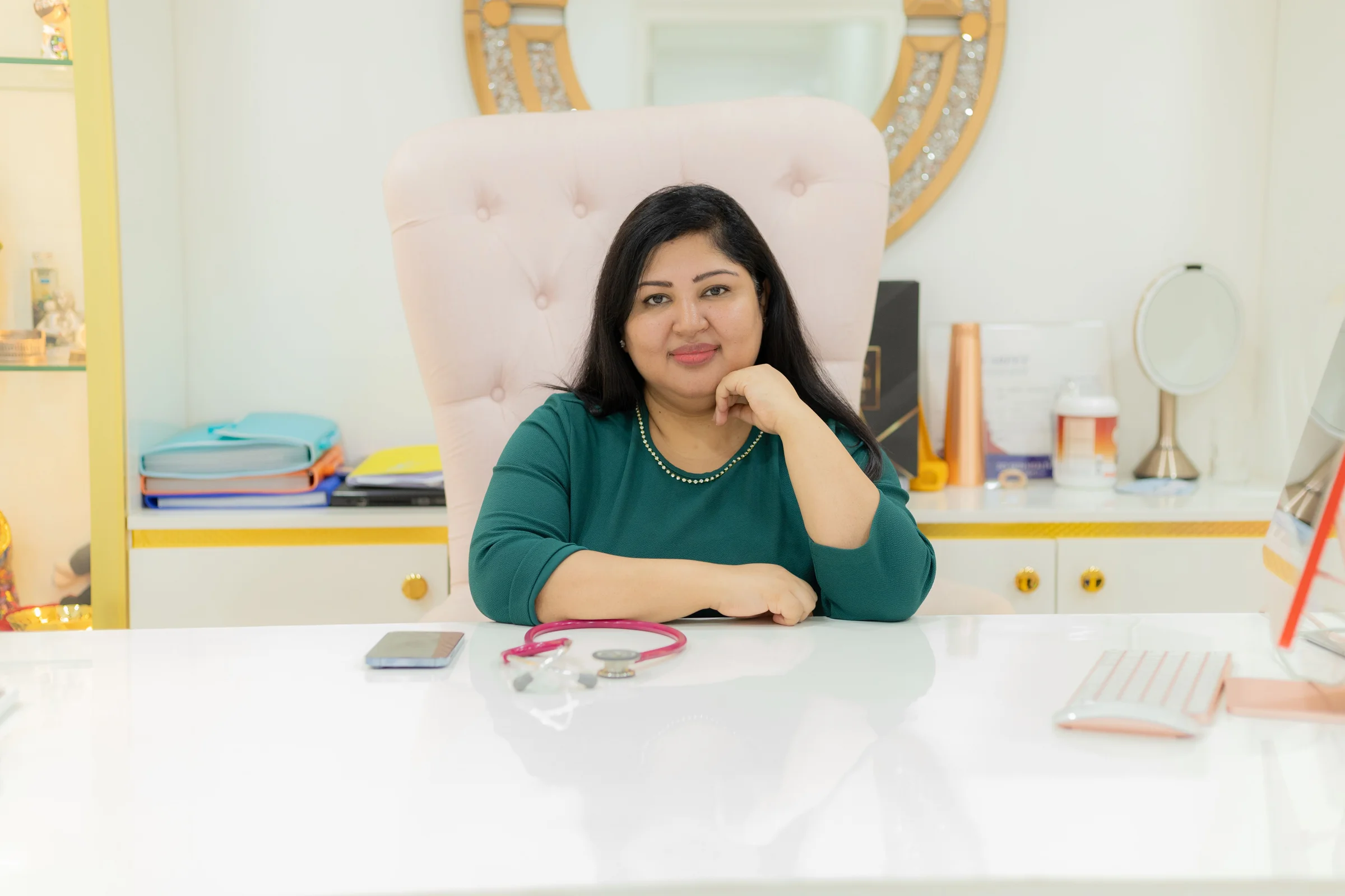 A doctor at her clinic desk with the computer where TechMediz runs